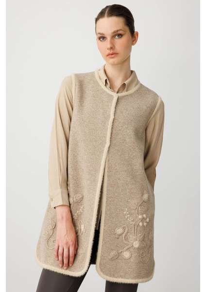 Kadın Sıfır Yaka Çiçekli Uzun Yün Yelek K.bej