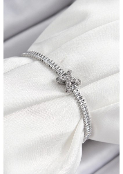 Pirinç Zirkon Taşlı x Detaylı Su Yolu Model Gümüş Renk Asansörlü Kadın Bileklik - TJ-BB7467