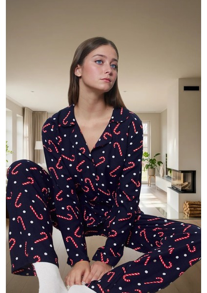 Rahat Viskoz Pijama Takımı; Yılbaşı Desenli Düğmeli Geniş Paça Shally Dokuma Konforlu Kesim