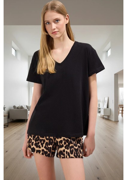 Yazlık Leopar Desenli Örme Pijama Takımı V Yaka Tişört ve Şort Trend Tasarım Mükemmel Uyum