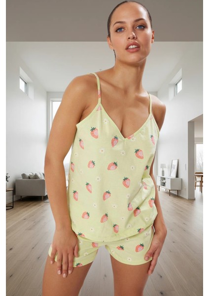 Yazlık Çilek Desenli Pamuklu Pijama Takımı Rahat Kalıp Günlük Kullanım Için Premium Kalite
