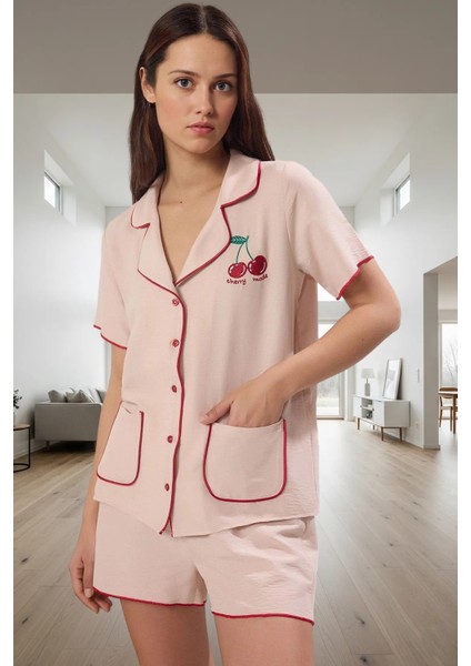 Yazlık Pijama Takımı Crinkle Saten Kumaş ve Kiraz Nakış Detayları Profesyonel Görünüm