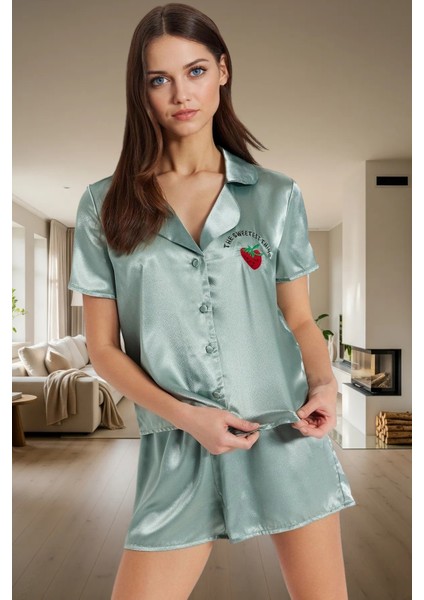 Yazlık Saten Pijama Takımı Kısa Kol Çilek Desenli Rahat Kalıp Uzun Ömürlü Yüksek Kalite