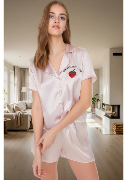 Yazlık Saten Pijama Takımı Kısa Kol Çilek Desenli Rahat Kalıp Uzun Ömürlü Yüksek Kalite
