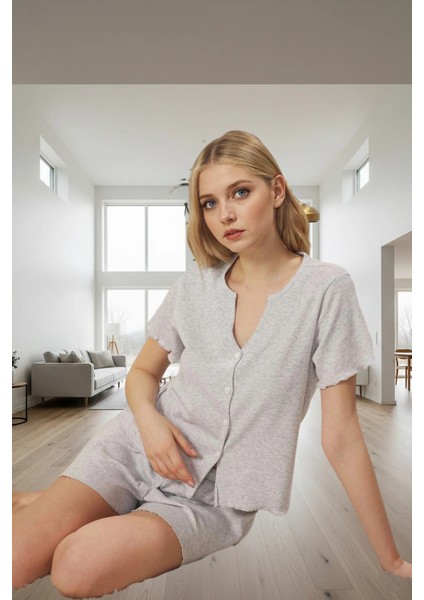 Örme Kumaştan Rahat Pijama Takımı Düğmeli Gömlek ve Boru Paça Şort Profesyonel Görünüm