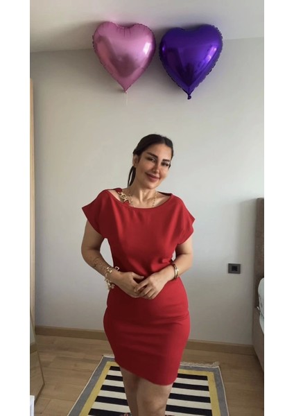 Kadın Kısa Kollu Tek Omuz Askı ve Aksesuar Detay Beli Lastikli Krep Elbise