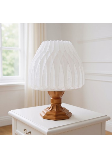 Suma El Yapımı Abajur – Gold Reçine Gövde, Opal Şeffaf Geometrik Şapka | Modern Retro Tasarım