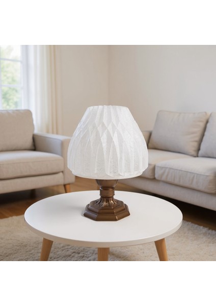 Suma El Yapımı Abajur – Bronz Reçine Gövde, Opal Şeffaf Geometrik Şapka | Modern Retro Tasarım