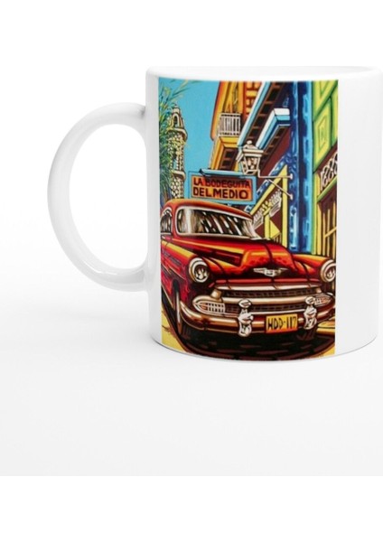 Küba Sokaklarında Kırmızı Klasik Araba Kupa