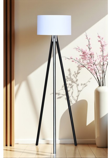 Ahşap Gövdeli Siyah Beyaz Detaylı Lambader