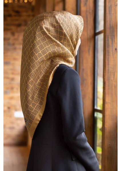 100% Twill Ipek Etnik Motif Desenli Gold - Siyah Renkli 90X90 Dikim Şekli : El Dikişi Eşarp