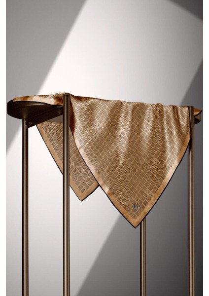 100% Twill Ipek Etnik Motif Desenli Gold - Siyah Renkli 90X90 Dikim Şekli : El Dikişi Eşarp modelleri