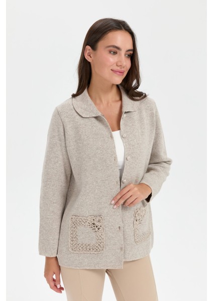 Kadın Polo Yaka Cebi Gül Işlemeli Kısa Yün Hırka V.bej modelleri