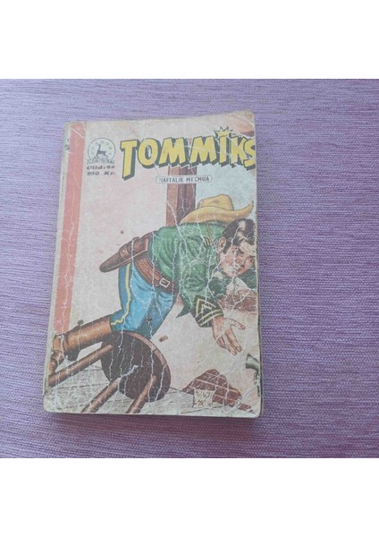 Tommiks Cilt 46 sayi 182/183/184/185 4 Fasikül Kapaklı Sadece En Son Fasikulun Arka Kapak Yok Onun Dışında Kapaklar Eksiksiz Kondisyon Çok Iyi Durumdadır 144 Sayfa. 13X18 cm 1970 Basimi