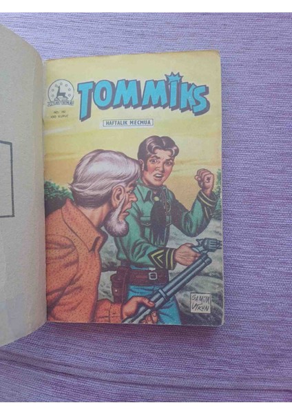 Tommiks Cilt 46 sayi 182/183/184/185 4 Fasikül Kapaklı Sadece En Son Fasikulun Arka Kapak Yok Onun Dışında Kapaklar Eksiksiz Kondisyon Çok Iyi Durumdadır 144 Sayfa. 13X18 cm 1970 Basimi fırsatları