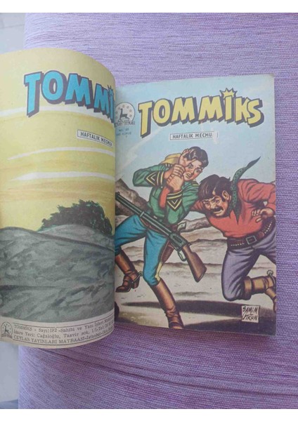 Tommiks Cilt 46 sayi 182/183/184/185 4 Fasikül Kapaklı Sadece En Son Fasikulun Arka Kapak Yok Onun Dışında Kapaklar Eksiksiz Kondisyon Çok Iyi Durumdadır 144 Sayfa. 13X18 cm 1970 Basimi indirimleri