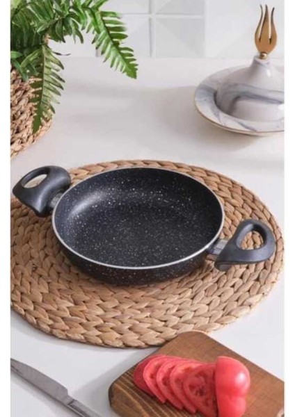 22 cm Yanmaz Yapışmaz Granit Sahan Tava – Çift Kulplu Siyah