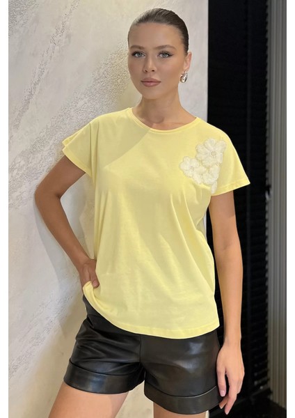 Çiçek Aplikeli Tişört P-00017883
