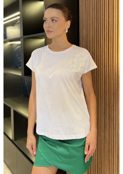 Çiçek Aplikeli Tişört P-00017883