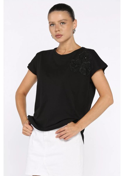 Çiçek Aplikeli Tişört P-00017883