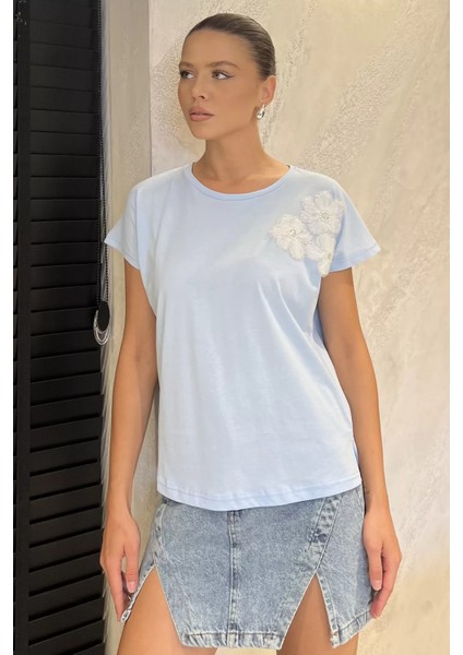 Çiçek Aplikeli Tişört P-00017883
