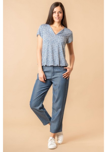 Kadın Mavi Çiçek Desenli V Yaka Rahat Yazlık Bluz – Günlük, Şehir ve Tatil Şıklığı (Sınırlı Stok) modelleri