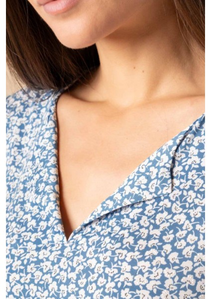 Kadın Mavi Çiçek Desenli V Yaka Rahat Yazlık Bluz – Günlük, Şehir ve Tatil Şıklığı (Sınırlı Stok) fırsatları