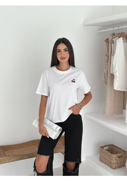Kiraz Nakışlı Kısa Kollu T-Shirt fırsatları