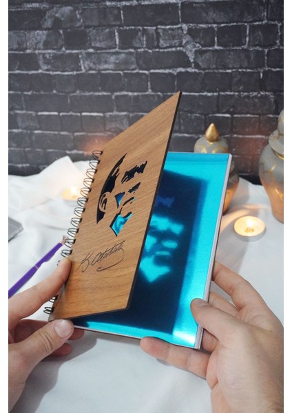 Kemal Atatürk Temalı Ahşap Kapaklı Defter - Çizgili Defter - Ajanda - Okul Defteri (A5 - 120 Sayfa) fiyatları