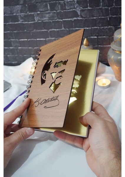 Kemal Atatürk Temalı Ahşap Kapaklı Defter - Çizgili Defter - Ajanda - Okul Defteri (A5 - 120 Sayfa) fiyatları