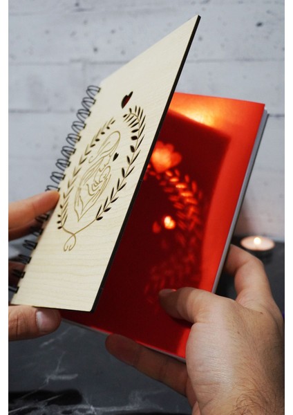 Anne Bebek Temalı Ahşap Kapaklı Defter - Çizgili Defter - Ajanda - Okul Defteri (A5 - 120 Sayfa) fiyatları