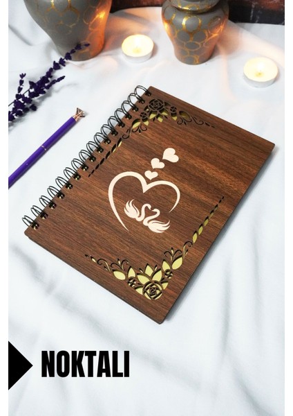 Kuğu Aşk Ahşap Kapaklı Spiralli Okul Defteri - Noktalı Defter - 60 Yaprak (120 Sayfa) - A5 15X21 cm