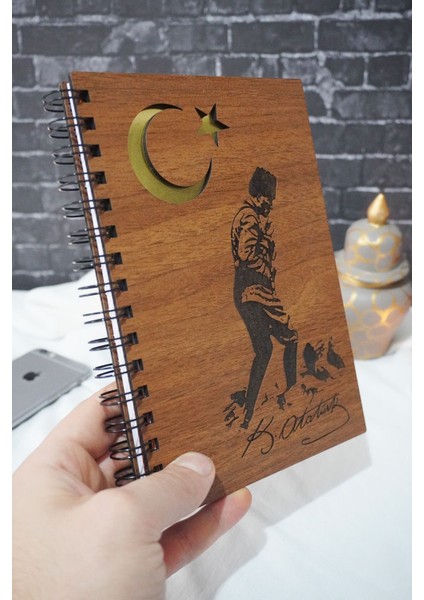 Kemal Atatürk Temalı Ahşap Kapaklı Defter - Kareli Defter - Ajanda - Okul Defteri (A5 - 120 Sayfa) modelleri