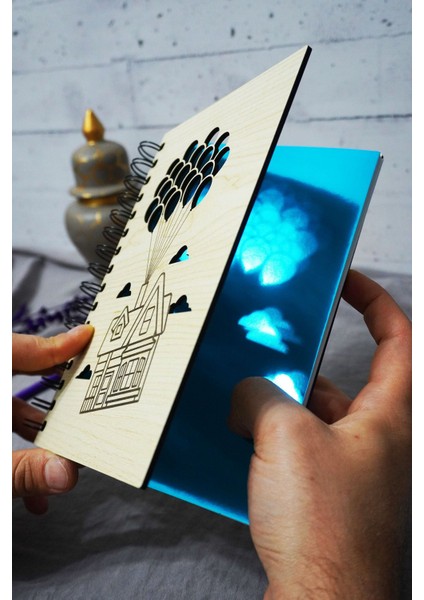 Uçan Balon Ev Ahşap Kapaklı Defter - Çizgili Defter - Ajanda - Okul Defteri (A5 - 120 Sayfa) fiyatları