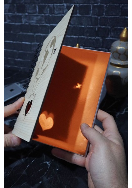 Uçan Balon Temalı Ahşap Kapaklı Defter - Çizgili Defter - Ajanda - Okul Defteri (A5 - 120 Sayfa) fiyatları