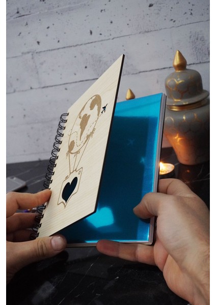 Uçan Balon Temalı Ahşap Kapaklı Defter - Çizgili Defter - Ajanda - Okul Defteri (A5 - 120 Sayfa) fiyatları