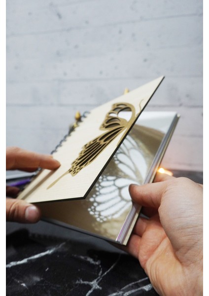 Kelebek Tasarım Ahşap Kapaklı Günlük Planlayıcı - Tarihsiz Ajanda - Süresiz Planlama Defteri - A5 fiyatları