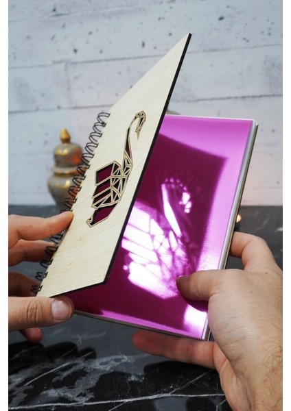 Kuğu Temalı Ahşap Kapaklı Defter - Çizgili Defter - Ajanda - Okul Defteri (A5 - 120 Sayfa) fiyatları