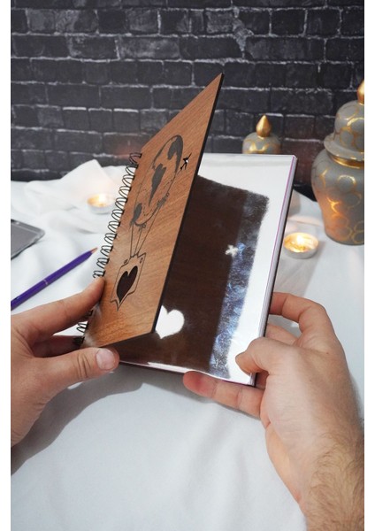 Uçan Balon Temalı Ahşap Kapaklı Defter - Çizgili Defter - Ajanda - Okul Defteri (A5 - 120 Sayfa) fiyatları