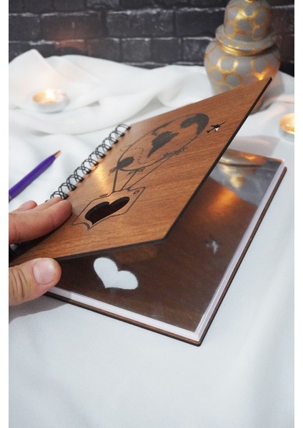 Uçan Balon Temalı Ahşap Kapaklı Defter - Çizgili Defter - Ajanda - Okul Defteri (A5 - 120 Sayfa) modelleri
