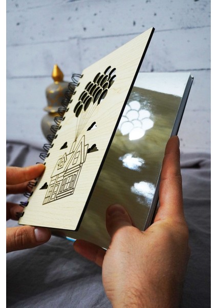 Uçan Balon Ev Ahşap Kapaklı Defter - Çizgisiz Defter - Günlük - Ajanda-Hediyelik-A5 Anı Defteri fiyatları