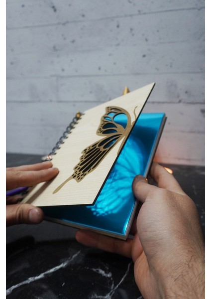 Kelebek Temalı Ahşap Kapaklı Defter - Çizgili Defter - Ajanda - Okul Defteri (A5 - 120 Sayfa) fiyatları