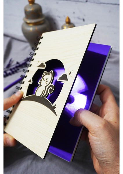 Kedi Desenli Ahşap Kapaklı Defter - Çizgili Defter - Ajanda - Okul Defteri (A5 - 120 Sayfa) fiyatları