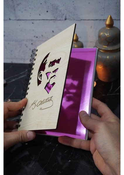 Kemal Atatürk Temalı Ahşap Kapaklı Defter - Çizgili Defter - Ajanda - Okul Defteri (A5 - 120 Sayfa) fiyatları