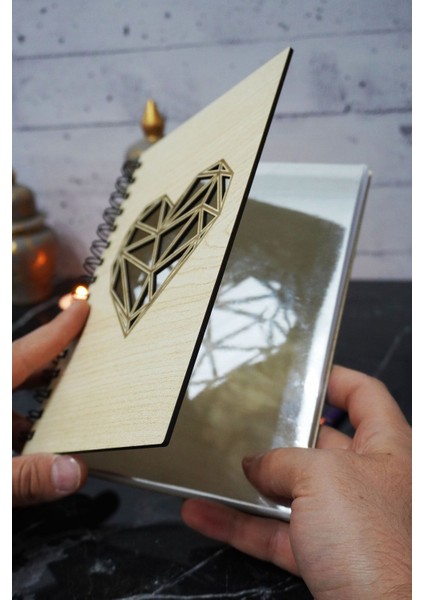 Kalp Temalı Ahşap Kapaklı Defter - Noktalı Defter - Ajanda - Okul Defteri (A5 - 120 Sayfa) fırsatları