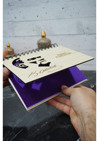 Mustafa Kemal Atatürk Ahşap Plan Defteri - Tarihsiz Ajanda - Haftalık Planlayıcı - A5 fiyatları