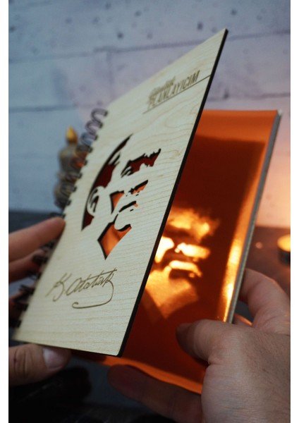 Mustafa Kemal Atatürk Ahşap Plan Defteri - Tarihsiz Ajanda - Günlük Planlayıcı (Planlama Defteri) A5 fiyatları