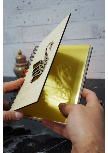 Kuğu Temalı Ahşap Kapaklı Defter - Çizgili Defter - Ajanda - Okul Defteri (A5 - 120 Sayfa) fiyatları