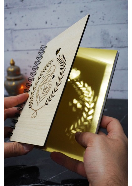 Anne Bebek Temalı Ahşap Kapaklı Defter - Çizgisiz Defter -Bebek Hatıra Defteri- A5 Anı Defteri fiyatları