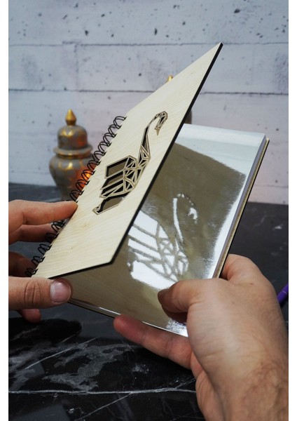 Kuğu Temalı Ahşap Kapaklı Defter - Noktalı Defter - Ajanda - Okul Defteri (A5 - 120 Sayfa) fiyatları